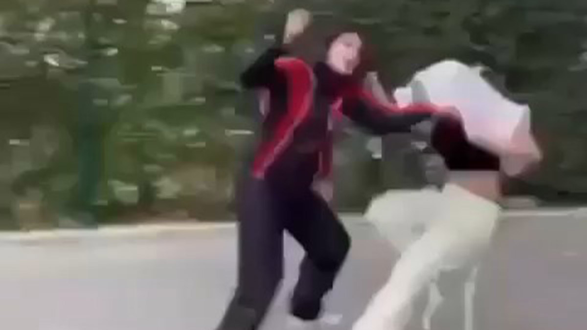 Beylikdüzü'nde iki genç kız tekme tokat kavga etti