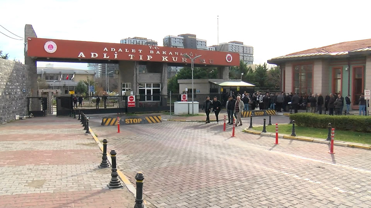 Beyoğlu'nda polisin 'dur' ihtarına uymayan şüphelilere açtığı ateş sırasında vurularak ölen 18 yaşındaki Zuhal Ebrar Yıldız'ın canezesi Adli Tıp Kurumu'ndan alındı.