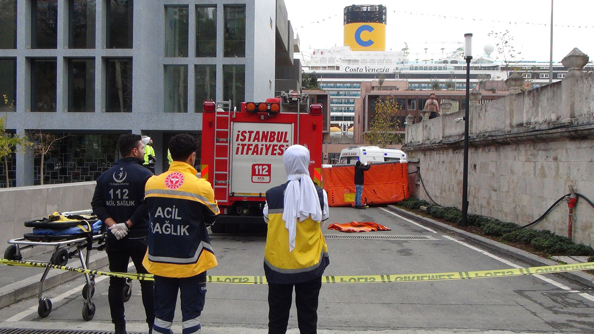 Beyoğlu'nda tarihi camide taşkınlık