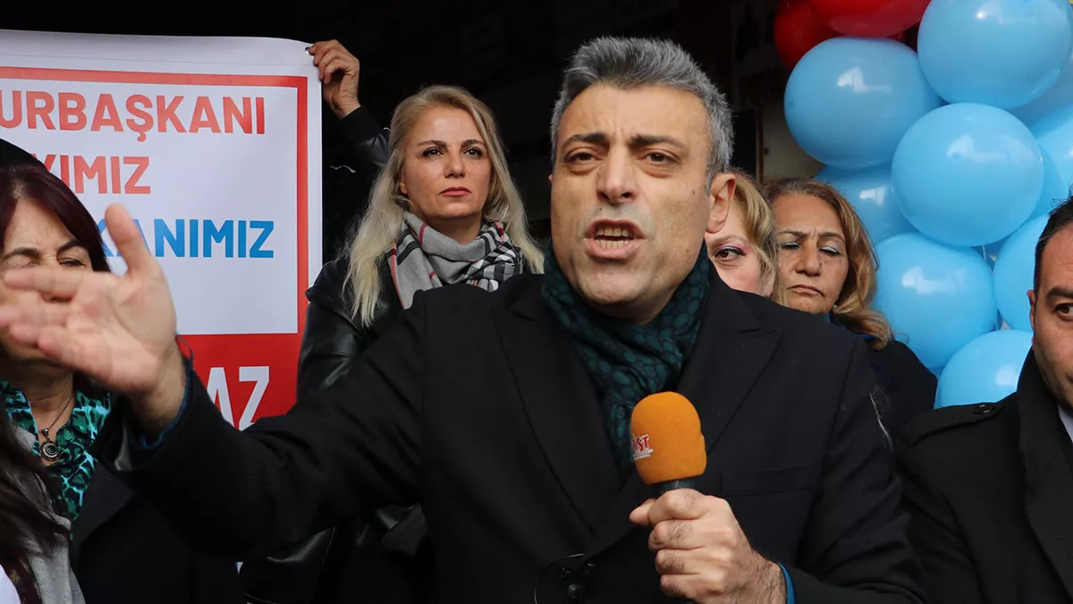 Bıçaklı saldırıya uğrayan yenilik partisi genel başkanı öztürk yılmaz bacağına 20 dikiş atıldığını belirterek, "böyle bir ortamda siyaset yapılabilir mi? , güvenlik zirvesi yapmamız lazım" dedi.