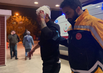 Arkadaşının başına içki şişesiyle vurdu