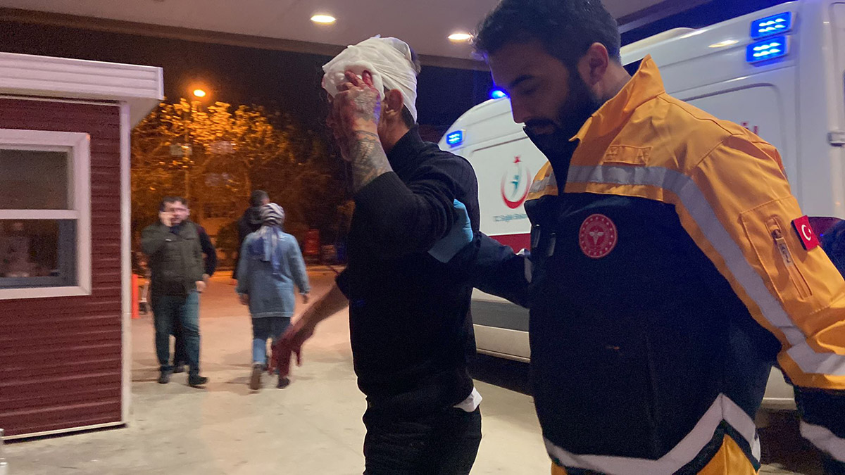 Arkadaşının başına içki şişesiyle vurdu