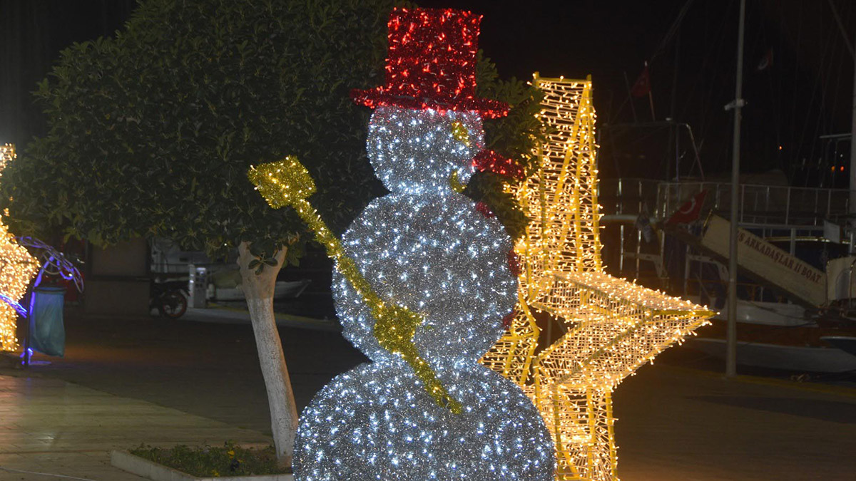 Muğla'nın Bodrum ilçesinde yeni yıl, 5 gün sürecek yılbaşı partisiyle kutlanacak. Teoman'ın sahne alacağı partinin yanı sıra otel ve restoranlar da özel programlar hazırladı.