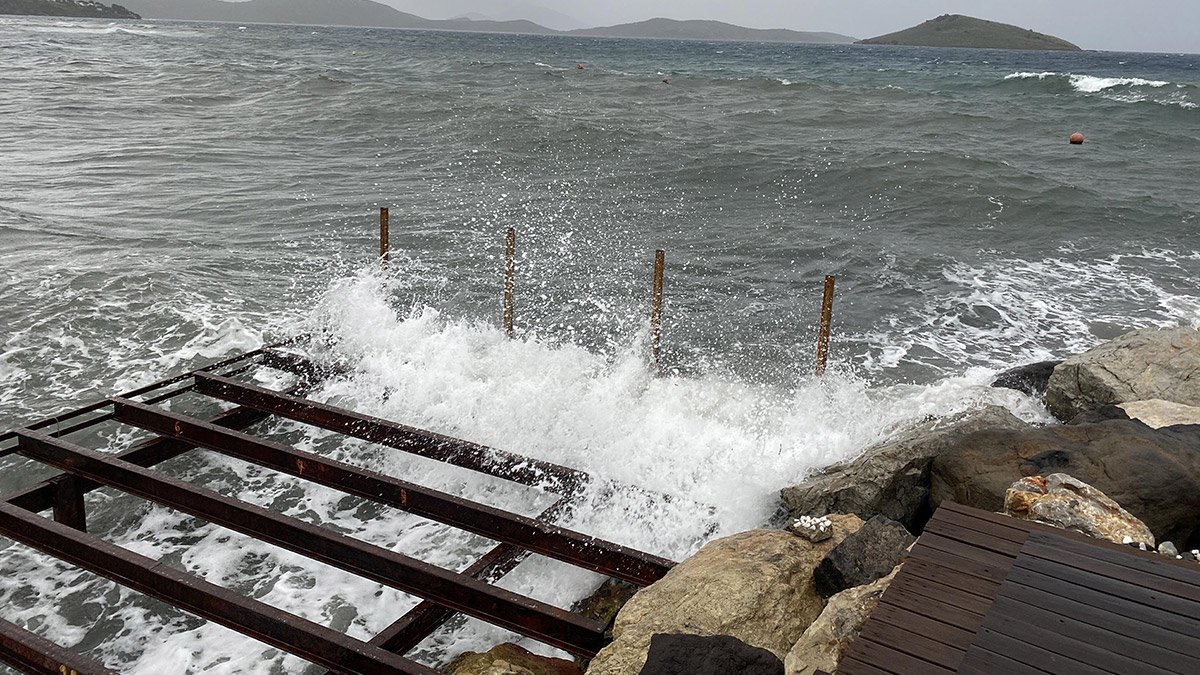 Bodrum'da kuvvetli yağış; Sandallar su aldı