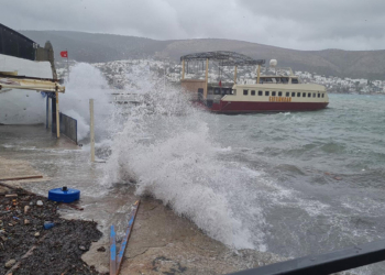 Bodrum'da kuvvetli yağış; Sandallar su aldı