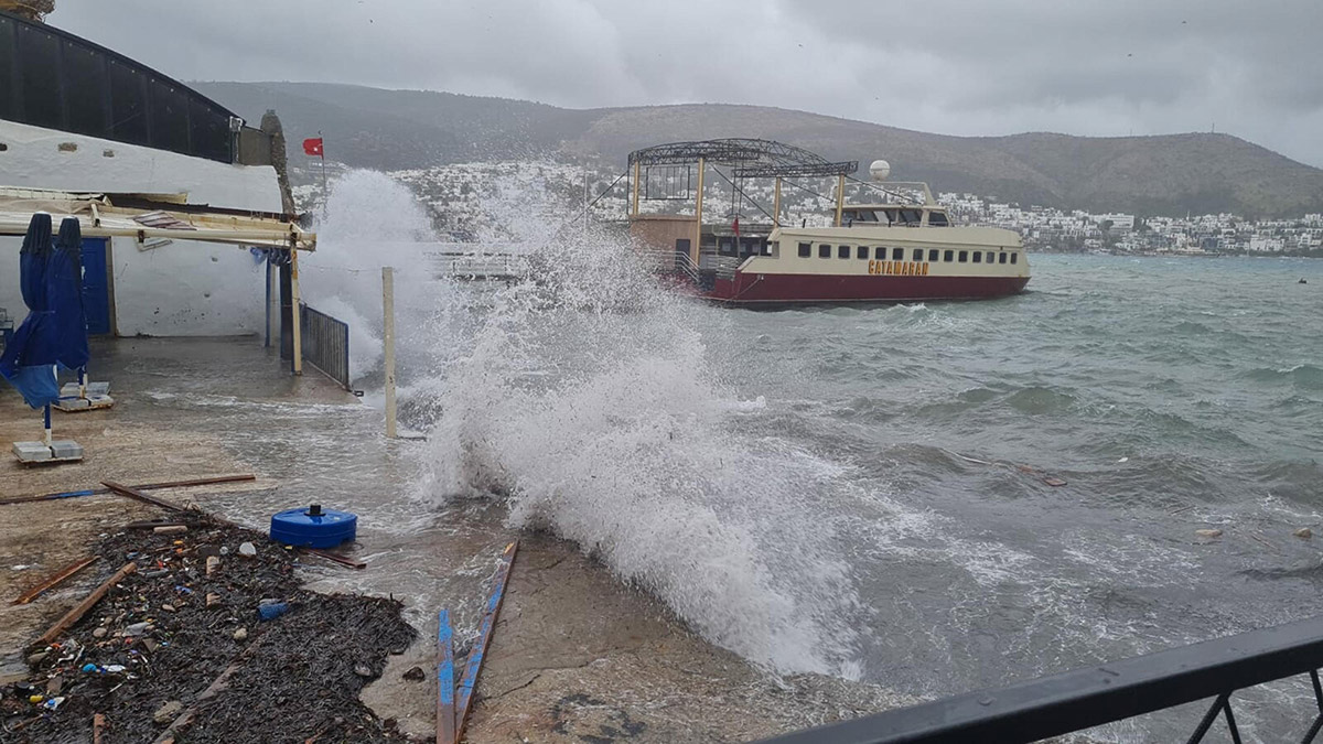 Bodrum'da kuvvetli yağış; Sandallar su aldı