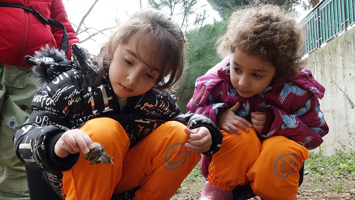 Bursa Hamidiye Mesleki ve Teknik Anadolu Lisesi Doğa Ana Sınıfı öğrencileri, kuralların doğaya göre şekillendiği, çamurda yuvarlanmanın ve çığlık atmanın serbest olduğu okulda, hamur yerine çamur kullanıyor, saymayı karınca yuvaları ve örümceklerin bacakları ile öğreniyor.