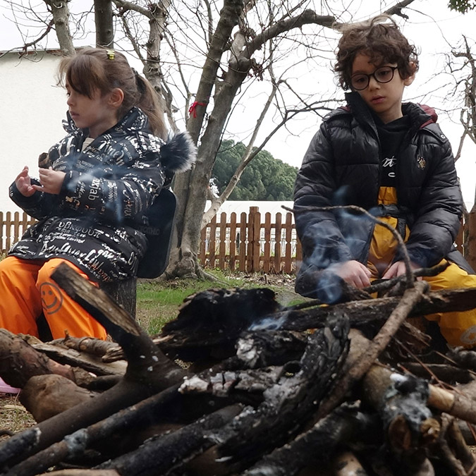 Bu okulda çamurda yuvarlanma serbest