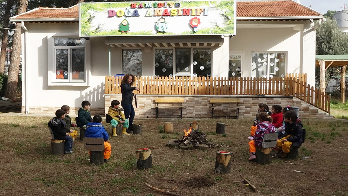 Bu okulda çamurda yuvarlanma serbest