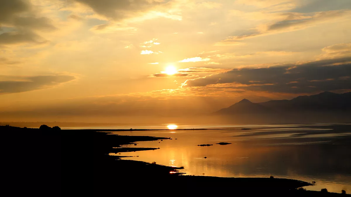 Burdur gölü'nde batan güneş manzarası