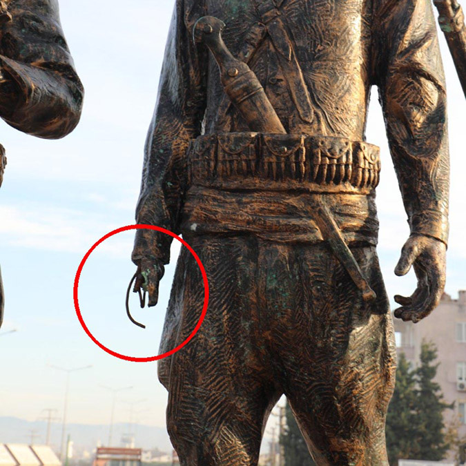 Burhaniye'deki Kuvayımilliye Anıtı'na saldırı