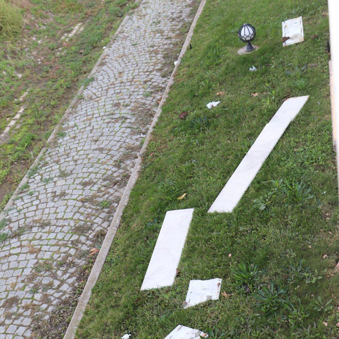 Balıkesir Burhaniye'deki Kuvayımilliye Anıtı’nın kaidesindeki bilgilendirme tabelaları ve aydınlatma armatürleri çalındı, polyester heykellerden birinin eli kırıldı.