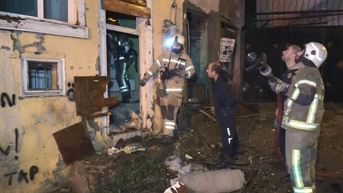 Bursa'da 4 katlı tarihi binada yangın