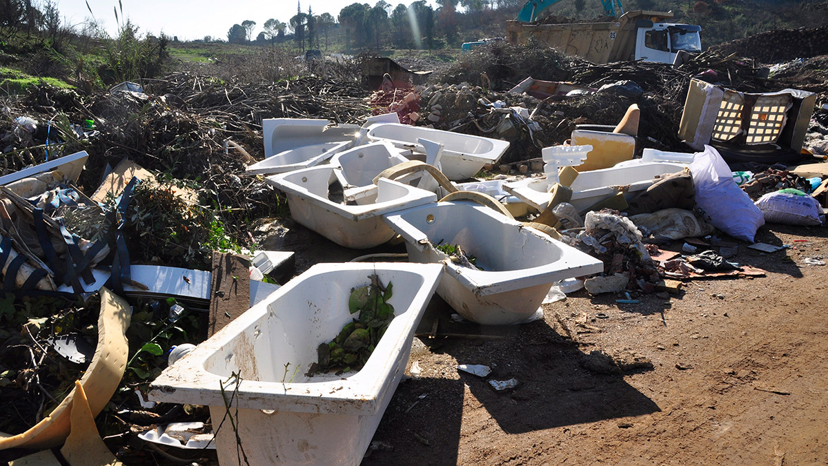 Büyük orman yangınından etkilenen bölge çöplüğe döndü
