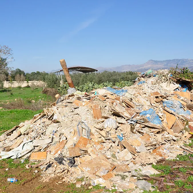 Büyük orman yangınından etkilenen bölge çöplüğe döndü