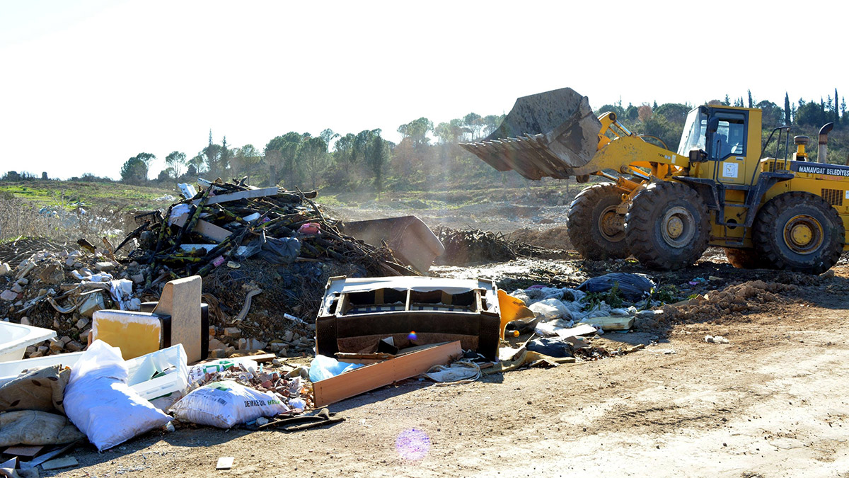 Manavgat'taki otel ve muz serası atıkları kaldırıldı