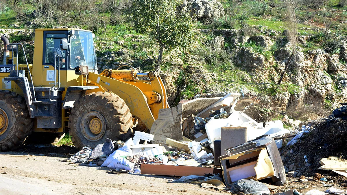 Manavgat'taki otel ve muz serası atıkları kaldırıldı
