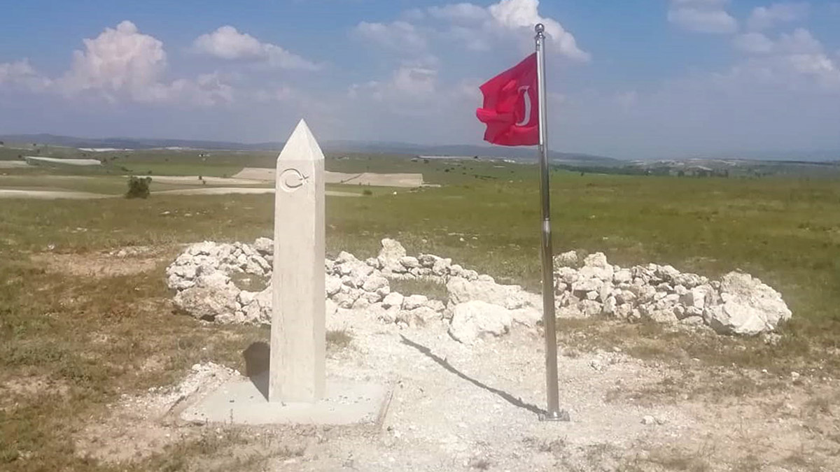 Ulu Önder Mustafa Kemal Atatürk'ün, 26 Ağustos 1922 günü Kocatepe'den başlattığı Büyük Taarruz'un yaşandığı 34,8 bin hektar alanı kapsayan Başkomutan Tarihi Milli Parkı'nda, askeri arşiv taramaları ve jeofizik yer radarı çalışmalarıyla 304 şehit mezarı bulundu.