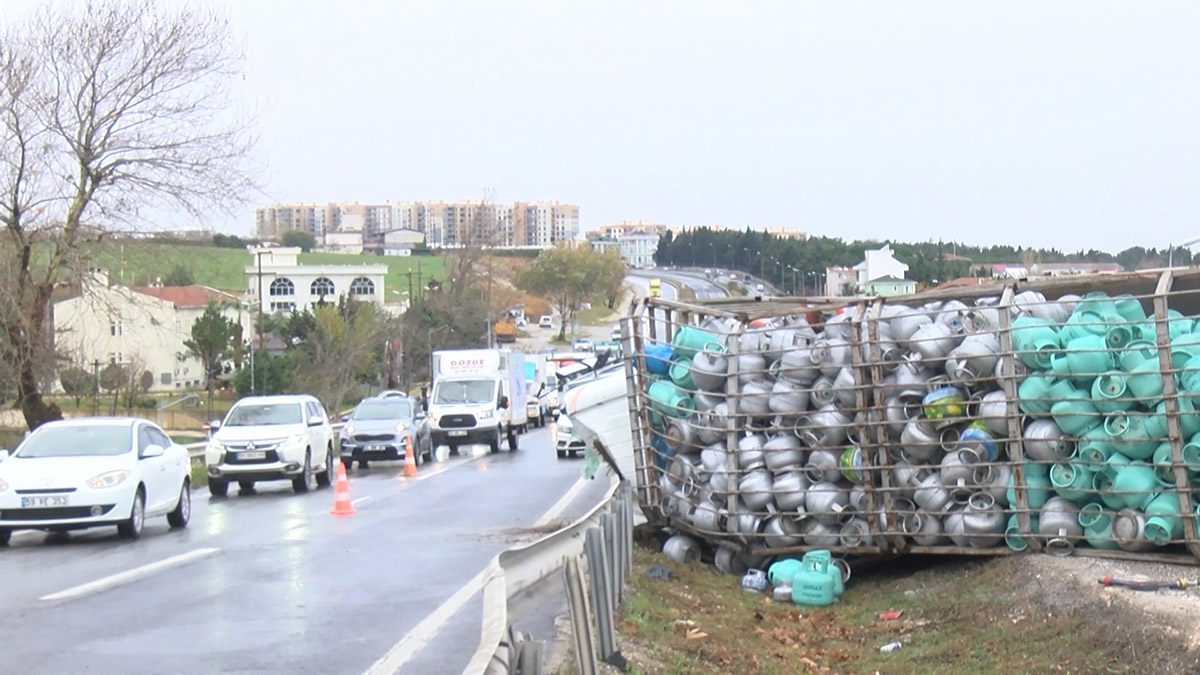 Büyükçekmece D-100'de kamyon devrildi; 1 ölü