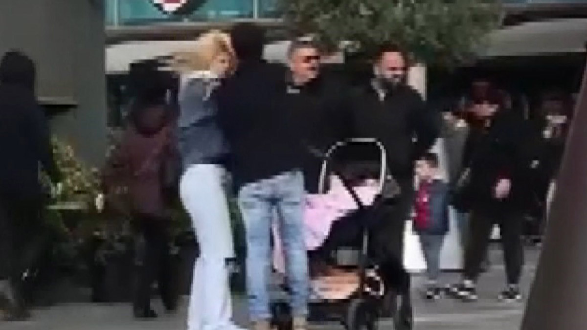 Eşine tokat attı; Çevredekiler darbetti