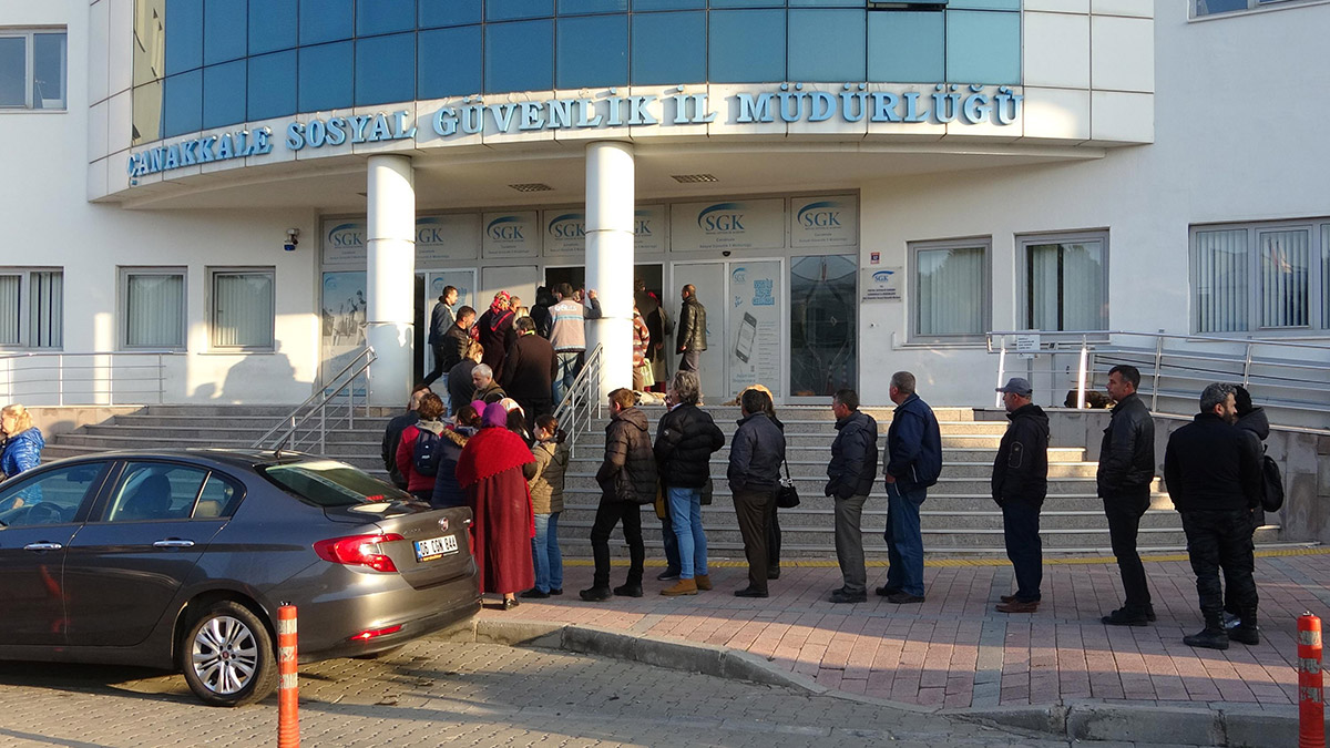 Çanakkale'de SGK önünde uzun kuyruklar oluştu