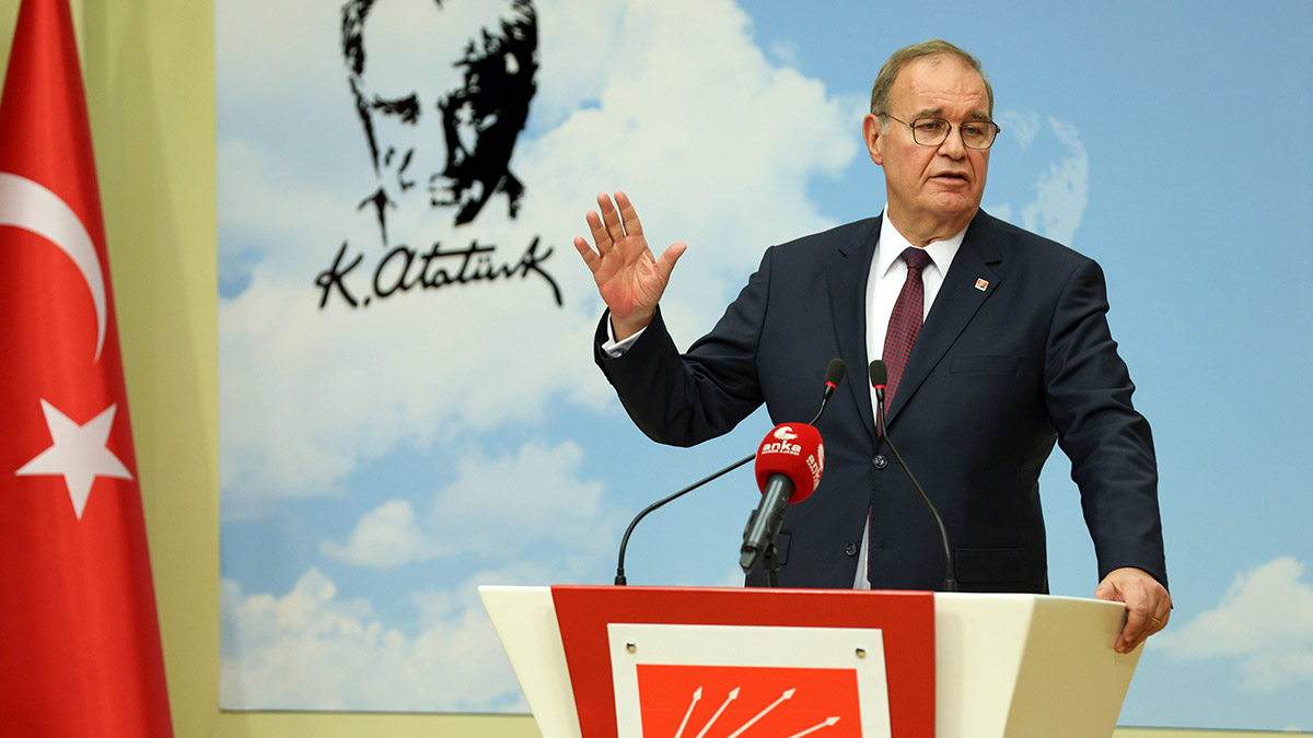 Siyasetin, kadının kılık kıyafetinden elini çekmesi için teklif verdik