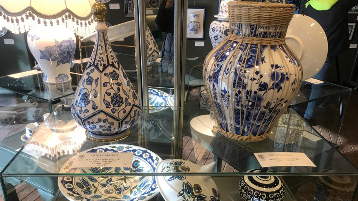 Geleneksel çini sanatını günümüz örnekleriyle harmanlayarak sunan birbirinden kıymetli eserlerin olduğu Gül Camadan Öğrenci Sergisi, Çınar Uluslararası Kültür ve Sanat Merkezi’nde açıldı.