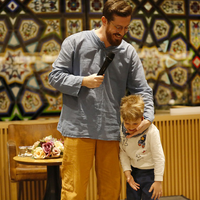 Başakşehir Belediyesi’nin düzenlediği Kıraathane Sohbetleri’ne sosyal medyada ‘Sertaç Abi’ olarak bilinen içerik üreticisi Sertaç Güngör konuk oldu. Ebeveynlere uyarılarda bulunan Güngör, “Çocuklarınızın izlediği içerikleri kontrol altında tutmalısınız” dedi.