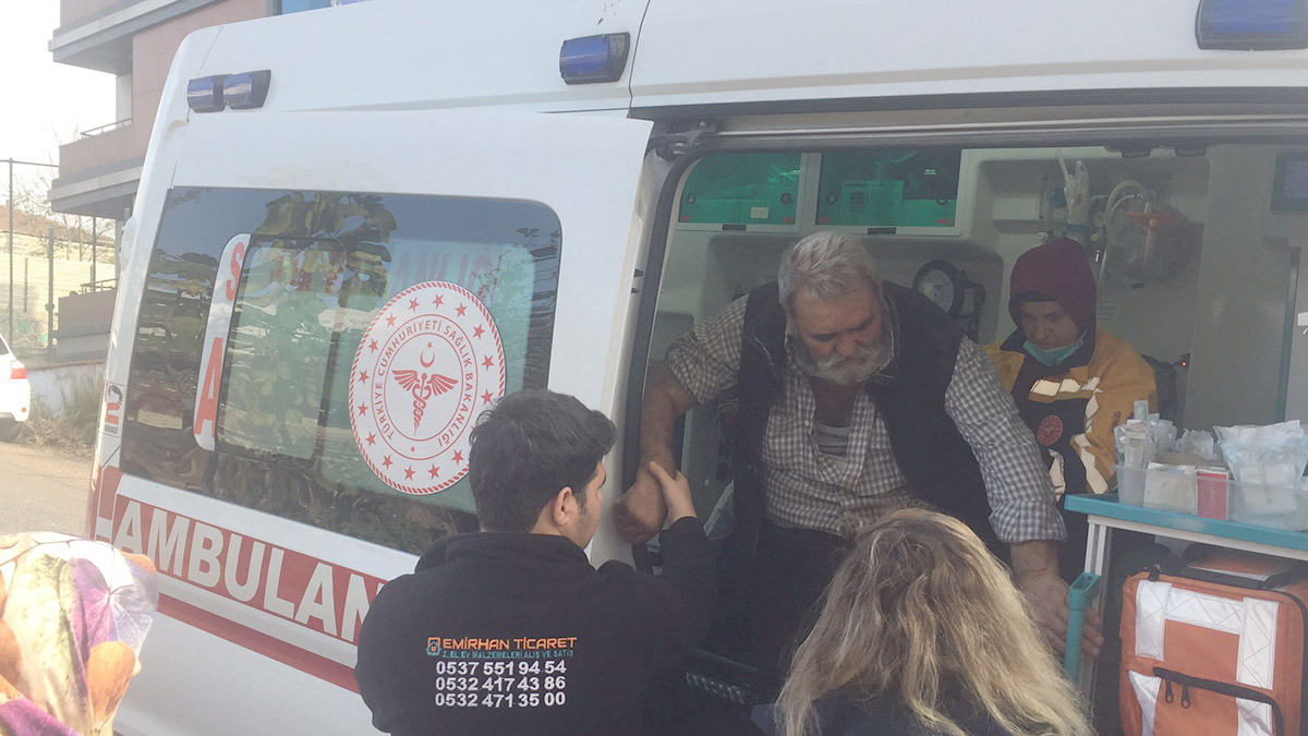 Çöken odunluğun altında kaldı