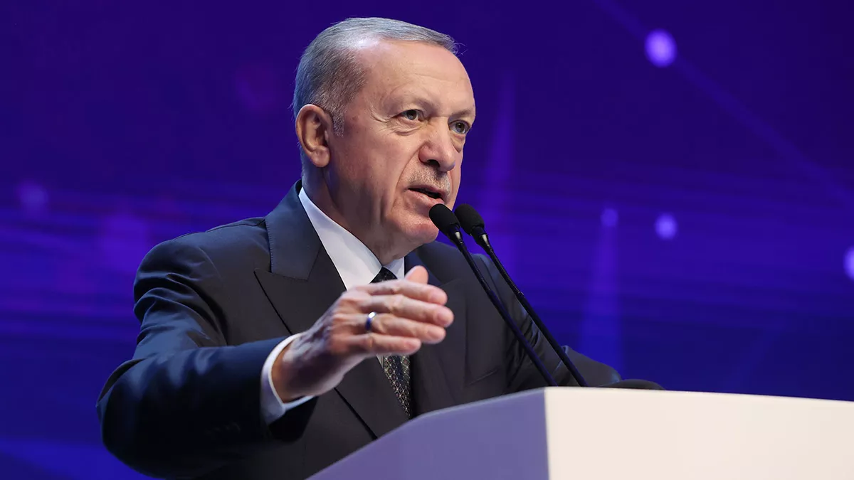 Cumhurbaşkanı recep tayyip erdoğan, "üretim ekibinin akıllı cihaz tarif ettiği togg'un testleri devam ediyor. İnşallah birkaç ay içinde türk sanayisinin gurur vesilesi olacak togg'u yollarımızda görmeye başlıyoruz" dedi.