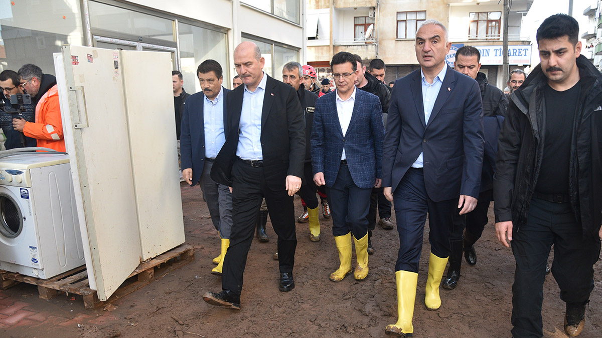 Siyasiler, sel sonrası esnafı ziyaret etti