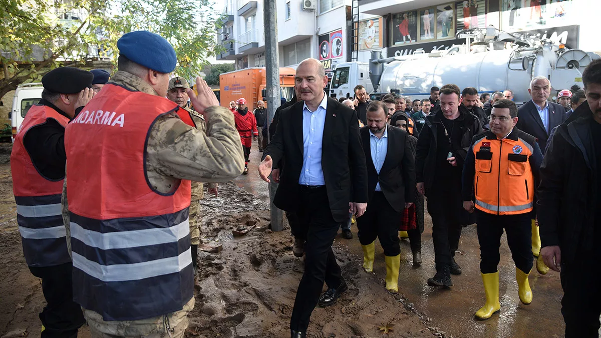 İçişleri bakanı süleyman soylu, kültür ve turizm bakanı mehmet nuri ersoy ile tarım ve orman bakanı vahit kirişci, antalya'nın kumluca ilçesindeki sel sonrası esnafı ziyaret etti.