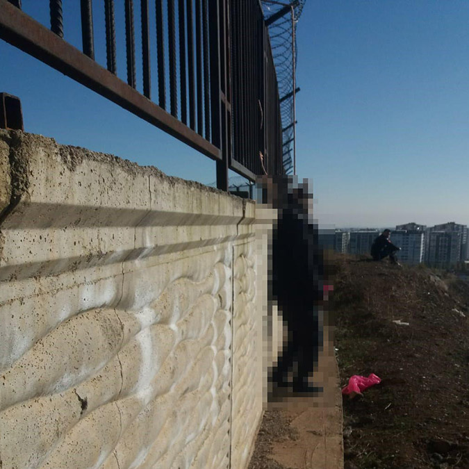 Demir korkulukta iple asılı ölü bulundu