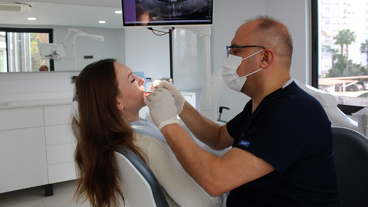 DİŞ Hekimleri Odası Antalya Şube Başkanı Gassan Yücel, dünyanın her köşesinden hastanın diş tedavisi için Türkiye'ye geldiğini belirterek, dental turizminde Antalya'ya yoğun ilgi olduğunu söyledi.