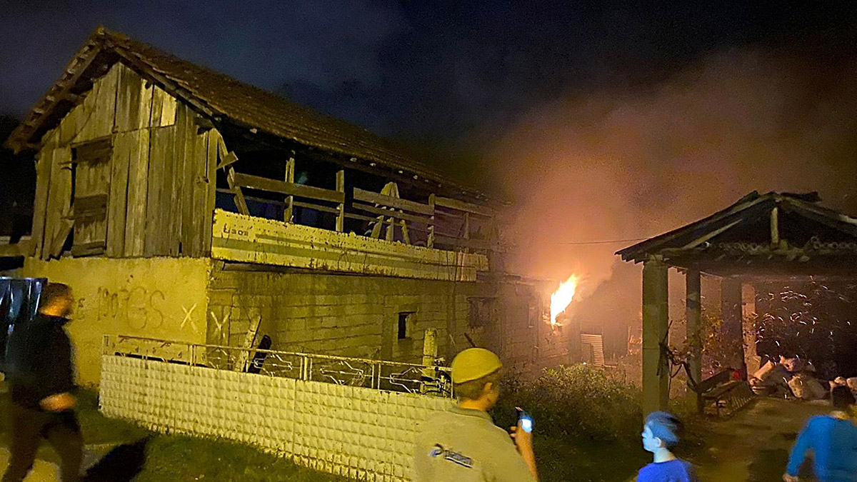 Depremde kurtarılan eşyaları yangında kül oldu