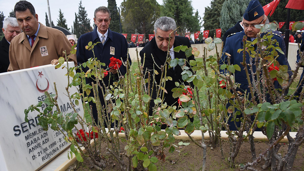 İzmir'in Menemen ilçesinde 92 yıl önce Cumhuriyet karşıtları tarafından katledilen Şehit Asteğmen Mustafa Fehmi Kubilay, Bekçi Hasan ve Bekçi Şevki Bey için anma töreni düzenlendi. Törende Şehit Kubilay ve arkadaşları adına saygı atışı yapıldı, anıta çelenk bırakıldı.