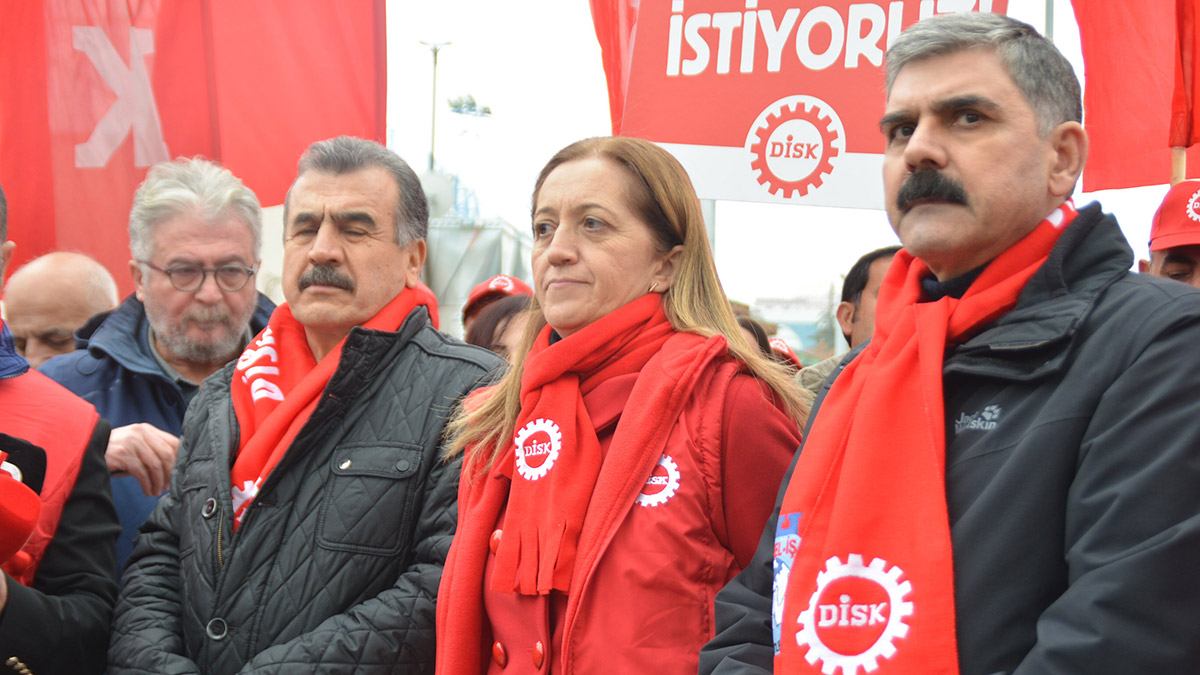 DİSK Gelir Vergisi için toplanan imzaları teslim etti