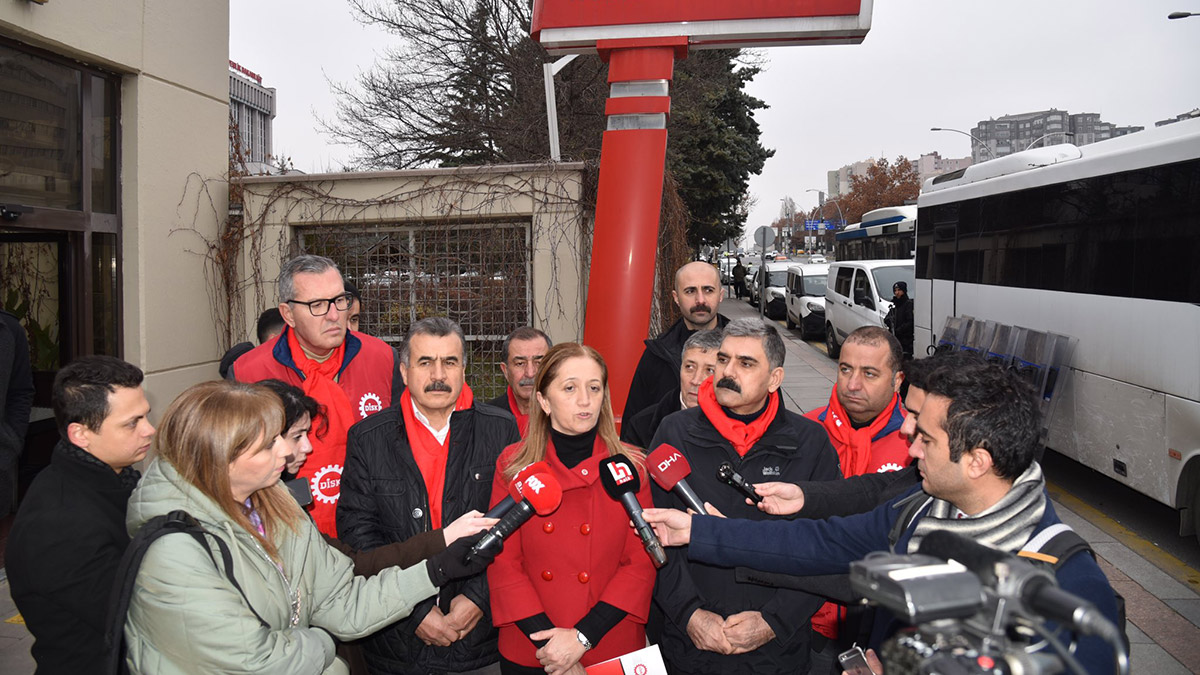 DİSK Gelir Vergisi için toplanan imzaları teslim etti