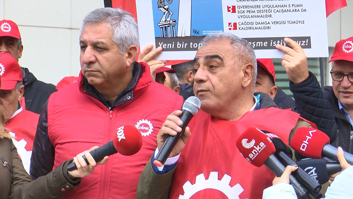 DİSK'ten gelir vergisi oranlarının düşürülerek vergi dilim miktarlarının yükseltilmesi talebiyle İstanbul Vergi Dairesi Başkanlığı önünde eylem yaptı.