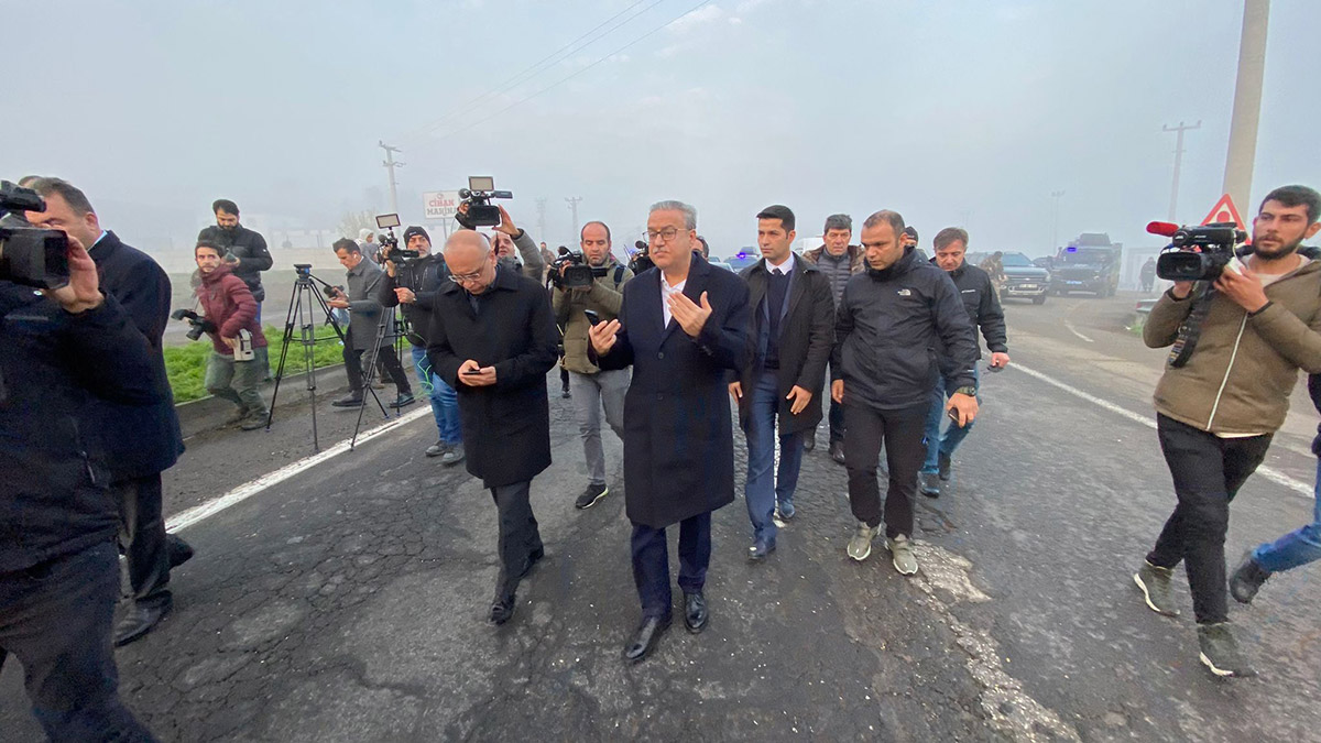 Diyarbakır Valiliği, çevik kuvvet midibüsüne, bombalı araçla düzenlenen saldırı ile ilgili açıklama yaptı.