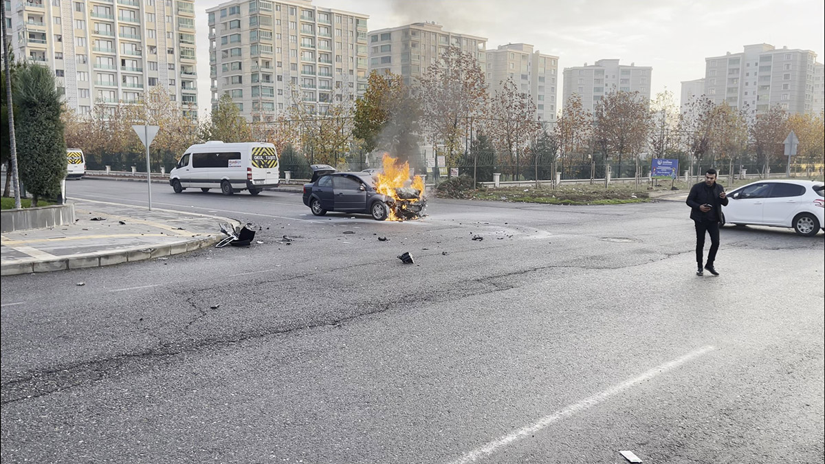 Lüks otomobile çarpan otomobil yandı