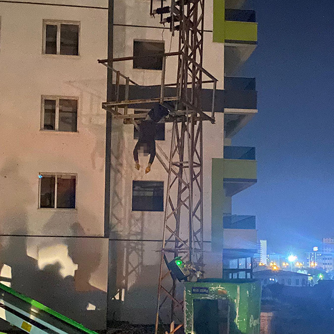 Yüksek gerilim hattında asılı kalmış halde ölü bulundu