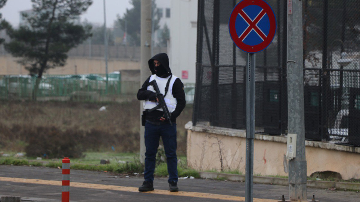 Diyarbakır'da, 16 Aralık’ta çevik kuvvet midibüsünün geçişi sırasında, terörist sisli hava nedeniyle bombayı geç patlatmış.