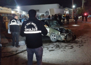 Bursa'da otomobil fabrikanın duvarına çarptı; 2 ölü