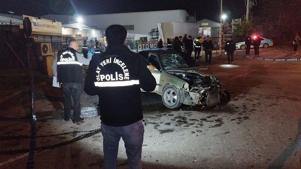 Bursa'da otomobil fabrikanın duvarına çarptı; 2 ölü