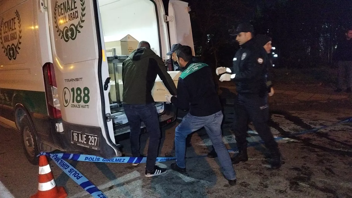 Bursa'da otomobil fabrikanın duvarına çarptı. Abdullah cabi ve yanında bulunan aysun t. 'nin (23) hayatını kaybettiği kaza, güvenlik kamerasınca kaydedildi.