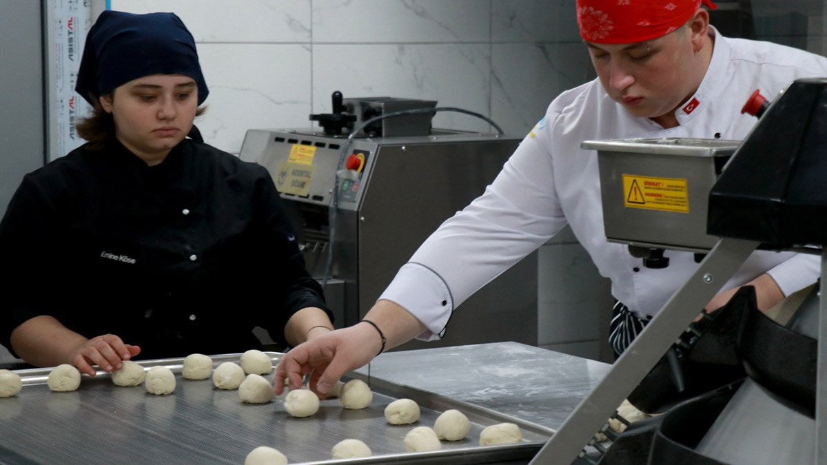 Edirne'de Serhat Borsa İstanbul Mesleki ve Teknik Anadolu Lisesi Yiyecek ve İçecek Bölümü öğrencileri, Milli Eğitim Bakanlığı'nın hayata geçirdiği 'Okullarımız Üretiyor' projesi kapsamında, okulda kurulan fırında ekmek üretmeye başladı.