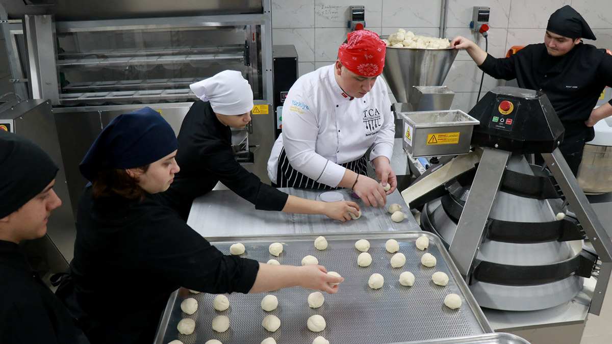 Öğrenciler okulda kurulan fırında ekmek üretiyor