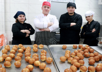 Öğrenciler okulda kurulan fırında ekmek üretiyor