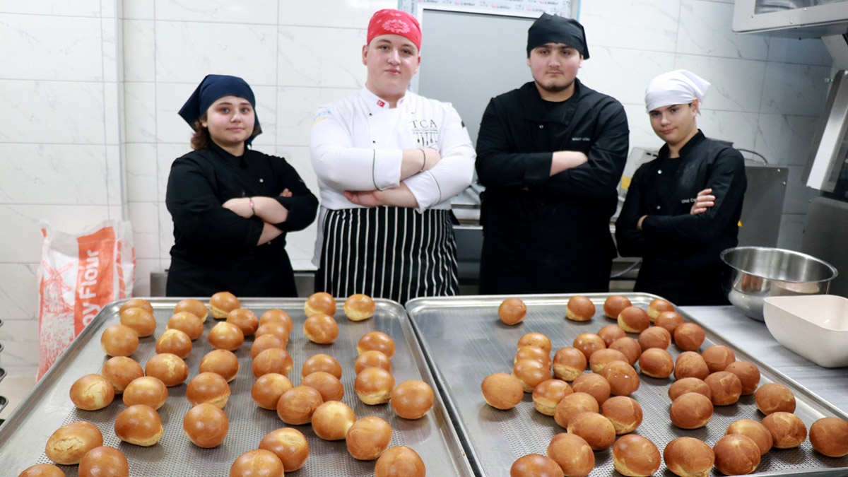 Öğrenciler okulda kurulan fırında ekmek üretiyor